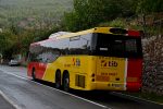 05.10.2015: Bus Nort nr. 04 af typen Volvo B12BLE med Sunsundegui Interstylo karrosseri i byen Deiá.