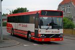 17.06.2016: Volvo B10M-60 bus fra Jan-Ole's Turisttrafik på hjørnet af Møllevangen og Vestergade i Allinge.