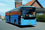 18.06.2016: Scania/Vest Contrast bus med navnet “Katja” fra Østbornholms Lokaltrafik på Vestergade ved Tårnhuset i Allinge.