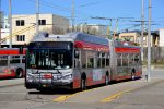 28.04.2017: New Flyer XT60 ledtrolleybus nr. 7218 på endestationen på hjørnet af La Playa Street og Cabrillo Street.