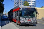 01.05.2017: New Flyer XT60 ledtrolleybus nr. 7233 på Mission Street ved 10th Street. Bemærk, at bussen kører med sænkede stænger.