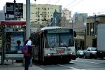 04.05.2016: Electric Transit 14TrSF trolleybus nr. 5638 med stangforvirring på Sutter Street ved Van Ness Avenue.
