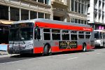 03.05.2017: New Flyer XDE40 diesel-elektrisk hybridbus nr. 8821 på Sutter Street mellem Kearny Street og Grant Avenue.