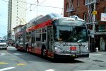 04.05.2016: New Flyer XT60 ledtrolleybus nr. 7243 på Stockton Street ved Sacramento Street.