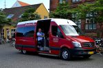 16.06.2017: Mercedes Sprinter bussen “Vyjstjin” fra Gudhjem Bus på Kirkepladsen under Folkemødet 2017.