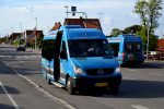 16.06.2017: Mercedes Sprinter bussen fra Aakirkeby Turist- og Selskabskørsel er netop ankommet fra Slotslyngen til Kongeskærskolen som shuttlebus under Folkemødet 2017.