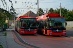 22.08.2017: Škoda 31Tr SOR trolleybus nr. 6869 og 30Tr SOR duobus nr. 6105 på endestationen på Rádiová.