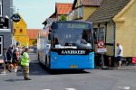 16.06.2018: Volvo B7R/Vest Contrast bussen “Annette” fra Aakirkeby Turist- og Selskabskørsel i krydset mellem Pilegade og Vestergade i Allinge.