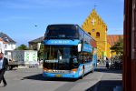 15.06.2018: Setra/Kässbohrer bussen navnet “Pia” fra Aakirkeby Turist- og Selskabskørsel på Kirkepladsen i Allinge.