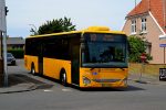 16.06.2018: BAT IVECO Crossway LE bus nr. 772 på hjørnet af Møllevangen og Vestergade i Allinge.