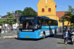 14.06.2019: Volvo B7R/Vest Contrast bussen “Anette” fra Aakirkeby Turist- og Selskabskørsel på Kirkepladsen i Allinge.