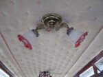 14.11.2008: Vogn nr. 2 har 3 lampesteder i loftet. De to i hver sin ende af vognen er forsynet med 2 fine glaskærme.
