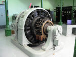 09.05.2012: I et hjørne af udstillingshallen er indrettet et lille elværk med bl.a. denne  generator og eltavler, som anes i baggrunden.