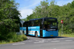 10.06.2021: Volvo B7R/Vest Contrast bussen “Anette” fra Aakirkeby Turist- og Selskabskørsel på hjørnet af Nørresand (“Serpentinevejen”) og Helligdomsvej i Gudhjem.