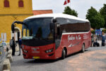 18.06.2022: Isuzu Visigo bussen “Sveskan” på Kirkepladsen i Allinge som shuttlebus til P-pladserne uden for byen.