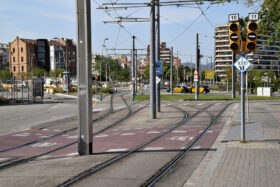 10.05.2022: Umiddelbart efter efter Glòries drejer linje 4 til højre ned ad Avinguda Diagonal, mens linje 5 og 6 fortsætter ligeud ad Gran Via de les Corts Catalanes.