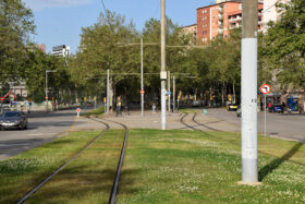 09.05.2022: Ved stoppestedet El Maresme i retning mod Glòries begynder en ca. 2,4 km lang rambla, hvor sporvejen ligger på hver side af fodgængerarealet.