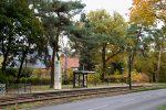 21.10.2021: Stoppestedet Unter den Birken ligger kort før sporvognene fra Mahlsdorf kører ind i Köpenick. Bemærk, at det ikke trods stoppestedets navn er birkene, der dominerer omgivelserne.
