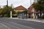 21.10.2021: Stoppestedet Segewaldweg. Alle stoppesteder på Wendenschloßstraße har fået nye lave perroner, der passer med sporvognenes gulvhøjde.