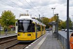 20.10.2021: Adtranz GT6ZO toretningsvogn nr. 2202 (ex GT6-98ZR nr. 2002) ved stoppestedet S-Bahnhof Spindlershof.