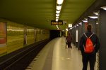 22.10.2021: U-Bahnhof Lichtenberg blev renoveret i 2004, bl.a blev væggene beklædt med vandalismesikre emaljeplader i farvenuancerne solgul og limegrøn.
