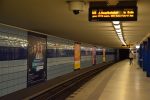 22.10.2021: U-Bahnhof Frankfurter Tor gennemgik en grundig renovering i 2003, hvor væggene blev beklædt med vandalismesikre emaljeplader i to blå nuancer.
