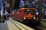 22.10.2021: DB Ellokomotiv serie 114 nr. 039 på Berlin Hbf. i spidsen for en række toetages nærtrafikvogne.
