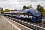 21.10.2021: NEB PESA Link motortog på Mahlsdorf Bahnhof. Denne vogntype er den første polskbyggede vogntype, der har fået tilladelse til kørsel på det tyske jernbanenet.