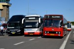 11.06.2015: Tre busser parate til at modtage passagererne fra de første morgenfly. Til venstre en bus fra Skelund Turisttrafik, dernæst Gråhundbus nr. 24 og yderst til højre nr. 9 fra Allinge Turistfart.