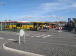 21.09.2009: En enkelt rød Iversen bus kiler sig ind mellem alle de gule Århus busser på den første dag, hvor BAT kørte de regionale linjer uden hjælp fra de private vognmænd. Busterminalen på Rønne Havn kl. 14.05.