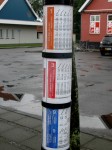 09.08.2010: Stoppestedsstanderen ved det nye stoppested ved Østermarie Brugs. Stoppestedet betjener de regionale linjer 1, 3 og 9 samt lokalruterne omkring Østerlars og Østermarie.