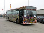 03.08.2010: Den første af Bornholms kunstbusser, bus nr. 726 (“Kattebussen”), på Krydstogtkajen i Rønne Sydhavn inden sin allerførste afgang.