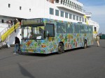 09.09.2010: BAT Volvo B10M bus nr. 710, “Blomsterbussen”, på krydstogtkajen i Rønne Sydhavn på sin første driftsdag efter omlakeringen til “flower power” fremtoningen.