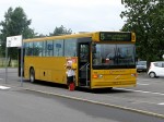 09.08.2010: Første driftsdag for den nye linje 5. BAT Volvo B10M bus nr. 725 ses her foran Bornholms Lufthavn.