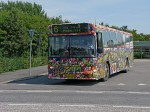 05.08.2010: BAT Volvo B10M bus nr. 726, “Kattebussen”, på Aakirkeby Busstation på vej fra Svaneke mod Rønne.