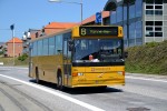16.06.2013: BAT B10M bus nr. 730 ved det midlertidige stoppested på Nordre Kystvej ud for Hotel Griffen i Rønne.