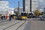 14.10.2012: To AEG GT6-94 (eller måske Adtranz GT6-97) enretningsvogne mødes på Alexanderplatz.
