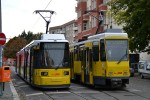 15.10.2012: AEG GT6-94 enretningsvogn nr. 1023 og Tatra KT4D vogntog med nr. 7098 på endestationen i Revaler Ecke ved Warschauer Straße.