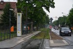 15.10.2012: Strækningen gennem Hultschiner Damm fra Mahlsdorf-Süd til Alt-Mahlsdorf er enkeltsporet med krydsningsspor ved nogle af stoppestederne. Her ses stoppestedet Erich-Baron-Weg.