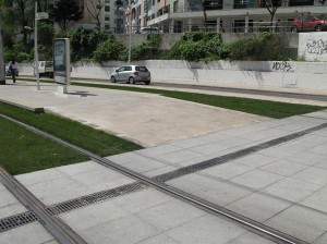 03.04.2009: Adgangen fra gadeniveau og op på de lave perroner er barrierefri. Stoppestedet Bento Gonçalves.