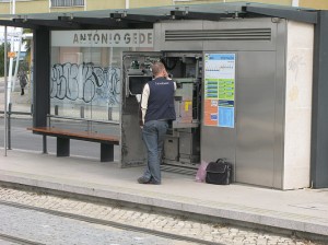17.03.2008: En ikke-fungerende billetautomat på stoppestedet António Gedeão krævede dybe overvejelser, lange samtaler over mobiltelefonen og dybdegående analyser af hele maskineriet, før der kom orden i tingene.