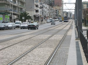 17.03.2008: Strækningen mellem António Gedeão og Parque da Paz, hvor sporarealet som så mange andre steder er afsluttet med brosten i to grå nuancer.