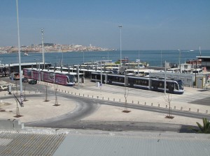 Endestationen i Cacilhas. De to spor nærmest bruges af linje 3 mod Universidade, mens de to spor længst væk benyttes af linje 1 til Corroios. Ude på Tejo anes en af færgerne mellem Cacilhas og Lissabon i baggrunden.