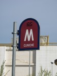 01.10.2010: Metrosassaris logo, som naturligvis ses på alle stoppesteder, forsynet med stoppestedets navn under metrosymbolet.