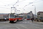 25.10.2013: Tatra T3R.P vogntog med nr. 8512 (ex T3 nr. 6967) svinger fra Palackého mosti ind i gaden Rašínovo nábřeží.