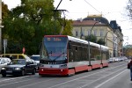 23.10.2013: Škoda 15T lavgulvsledvogn nr. 9217 på Smetanovo nábřeži mellem Narodni divadlo og Karlovy Lázně (Karlsbroen).