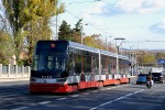 24.10.2013: Škoda 15T For City lavgulvsledvogn nr. 9235 mellem Vozovna Střešovice og Prašný most.