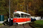 24.10.2013: Tatra T2 motorvogn nr. 5002 med vognstyrer i sløjfen på den tidligere endestation i Hlubočepy.