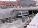 23.02.2004: Et metrotog på linje M1 på vej op fra tunnelstrækningen ved Islands Brygge til højbanestrækningen videre mod Vestamager.