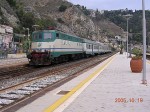 19.10.2005: Regionaltog med E424 el-lokomotiv på Taormina-Giardini Station.